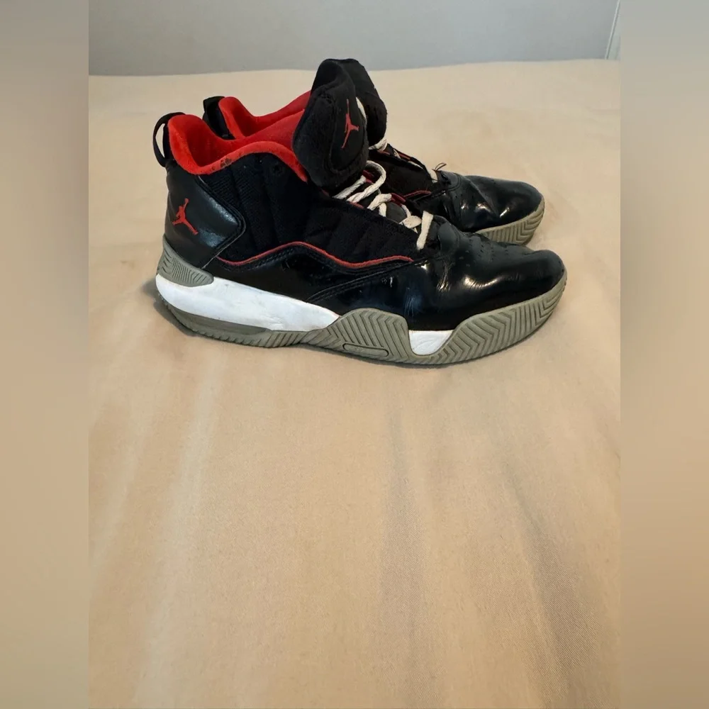 Black and Red Jordan Shoes Boys 6.5Y - Used - Picture 6 of 8